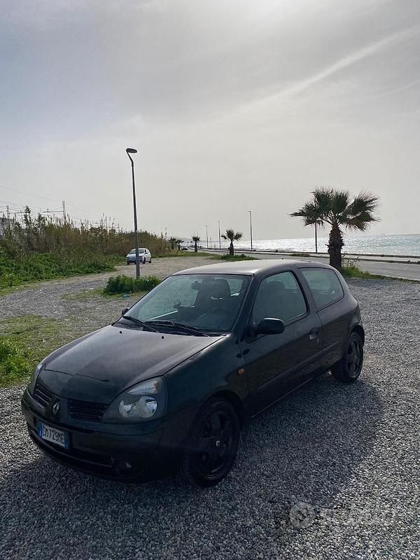 Usata Renault Clio II Luxe 82 CV (60 kW) 2004 Nero Utilitaria