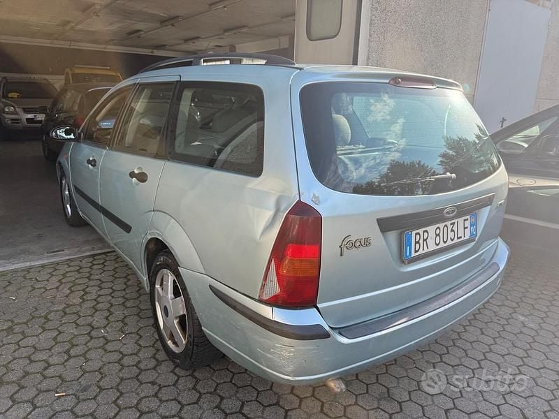 Usata Ford Focus Zetec 100 CV (73 kW) 2004 Grigio Station wagon