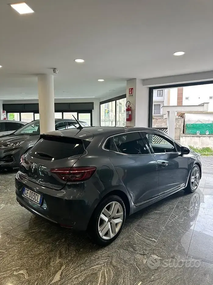 Begagnad Renault Clio V Zen 101 HK (74 kW) 2021 Grå Sedan