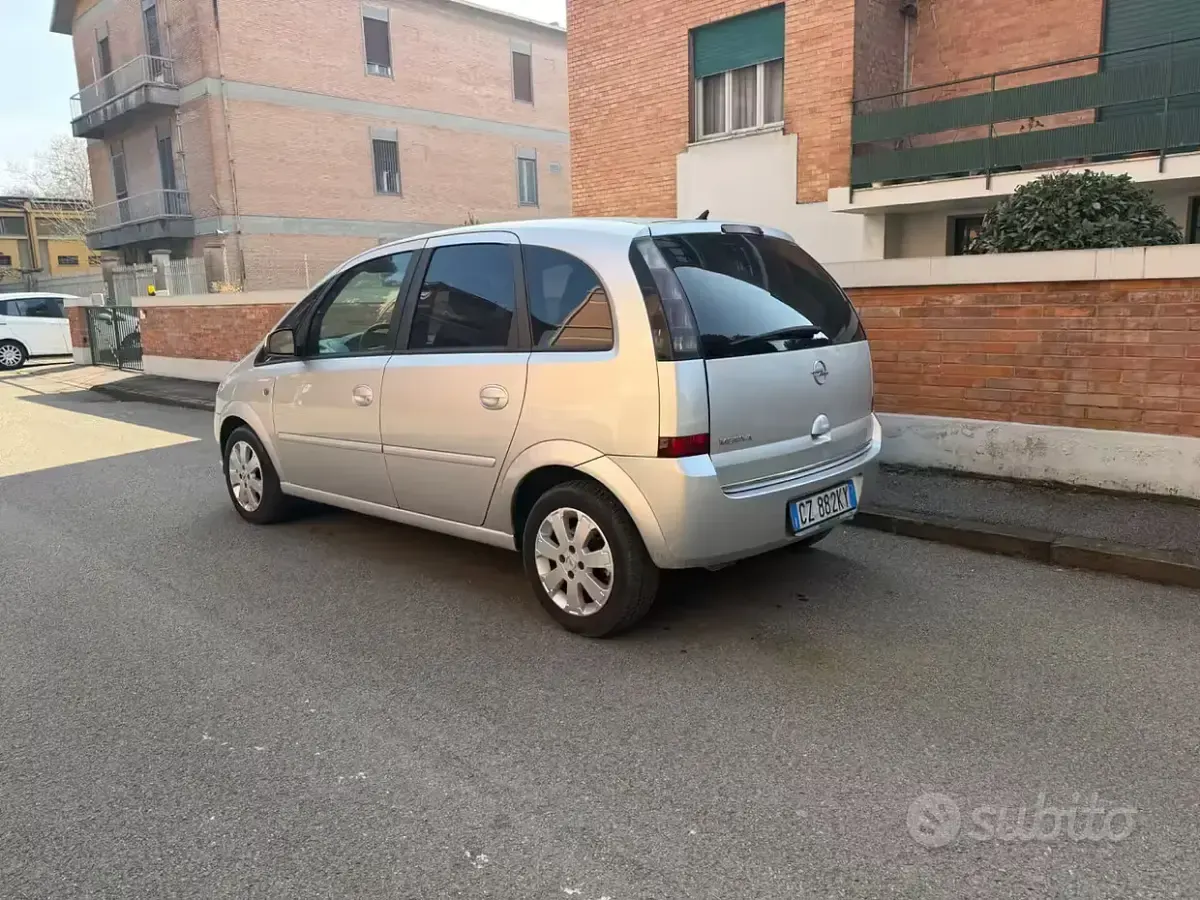 Usata Opel Meriva Cosmo 105 CV (77 kW) 2006 Grigio Monovolume