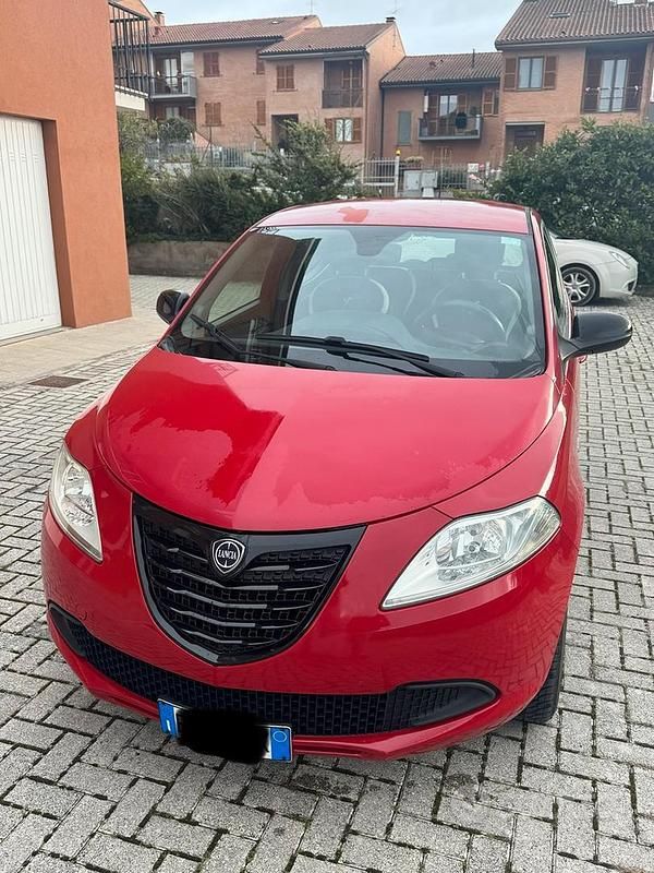 Usata Lancia Ypsilon 85 CV (62 kW) 2015 Rosso Utilitaria