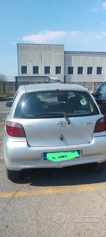 Usata Toyota Yaris 68 CV (50 kW) 1999 Grigio Berlina