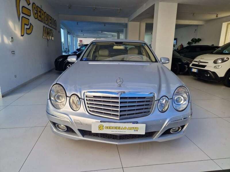 Usata Mercedes E220 Elegance 150 CV (110 kW) 2007 Grigio pastello Berlina