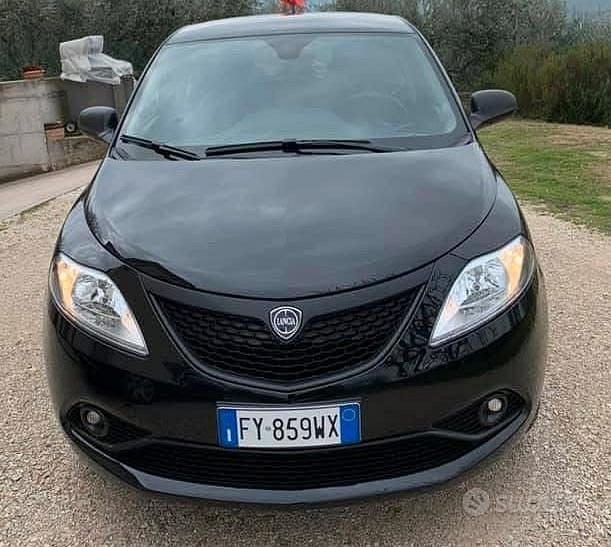 Usata Lancia Ypsilon 69 CV (50 kW) 2019 Nero Utilitaria