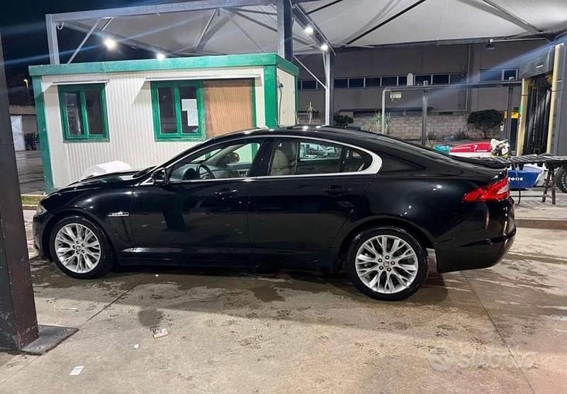Usata Jaguar XF 190 CV (139 kW) 2012 Nero Berlina
