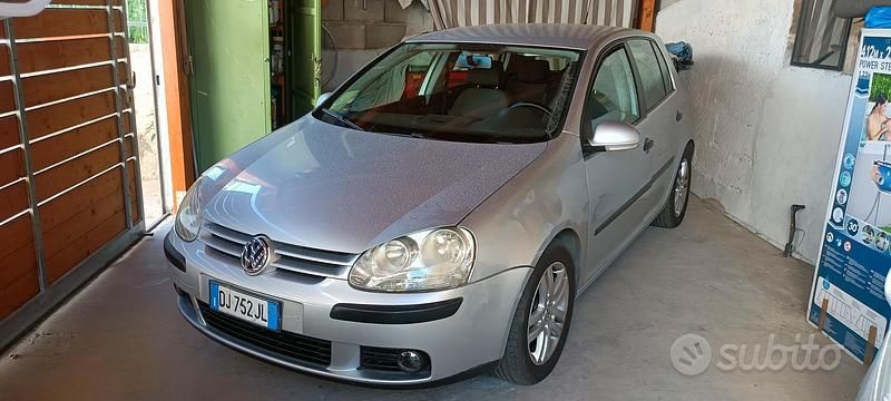 Usata 2006 VW Golf V Due volumi | 2500 € (Buon prezzo) - Immagine 1/4