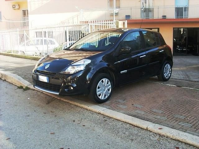 Usata Renault Clio II 75 CV (55 kW) 2010 Nero Berlina