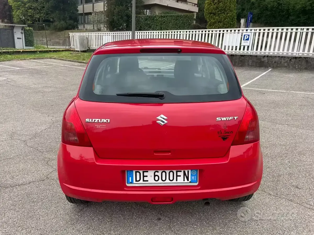 Second-hand Suzuki Swift GLX 92 CP (67 kW) 2006 Roșu Hatchback