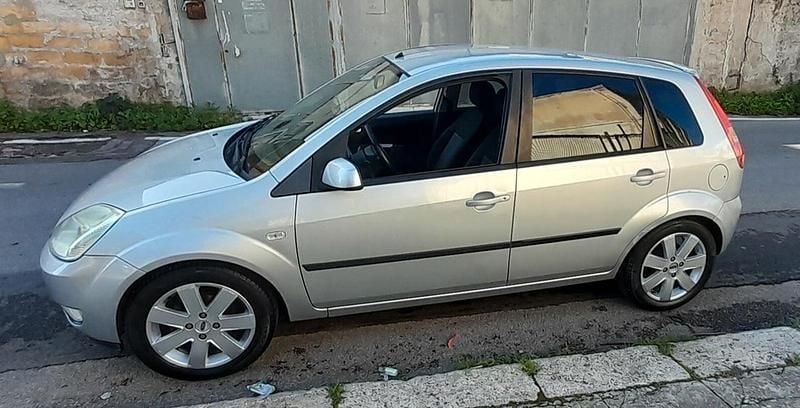 Usata Ford Fiesta Ghia 80 CV (58 kW) 2005 Argento Utilitaria