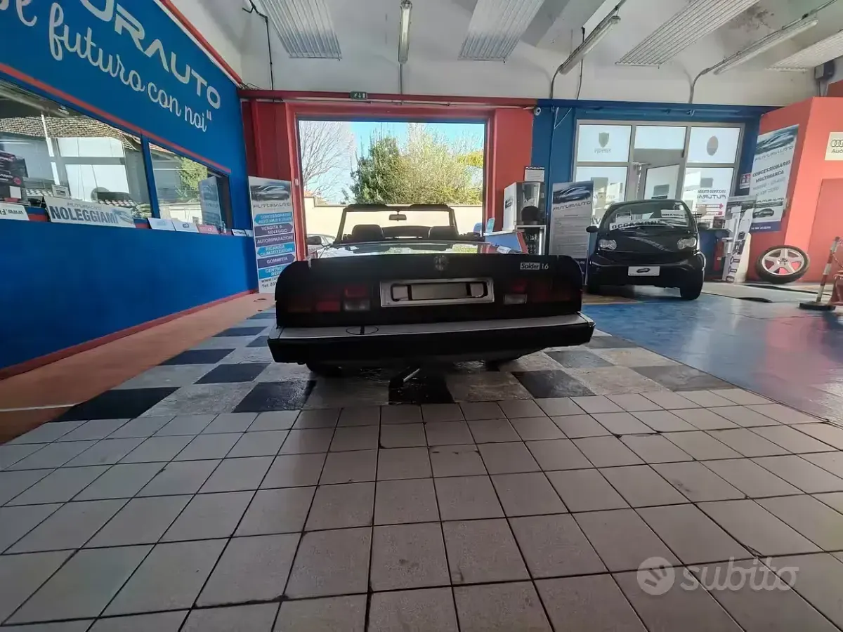 Usata Alfa Romeo Spider 105 CV (77 kW) 1984 Blu/azzurro Cabrio