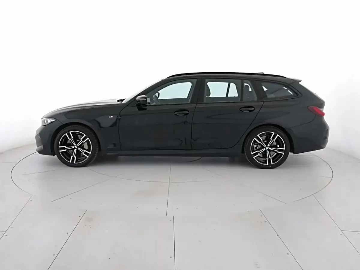 Usata BMW 330 M Sport 245 CV (180 kW) 2025 Black sapphire Station wagon