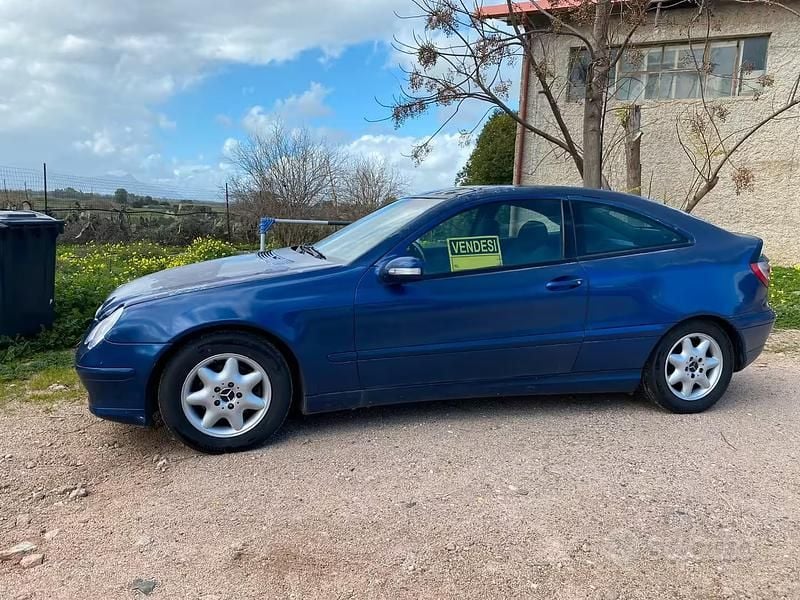 Usata Mercedes C220 143 CV (105 kW) 2003 Blu Coupé