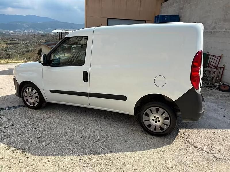 Begagnad Fiat Doblò 135 HK (99 kW) 2011 Vit Minibuss