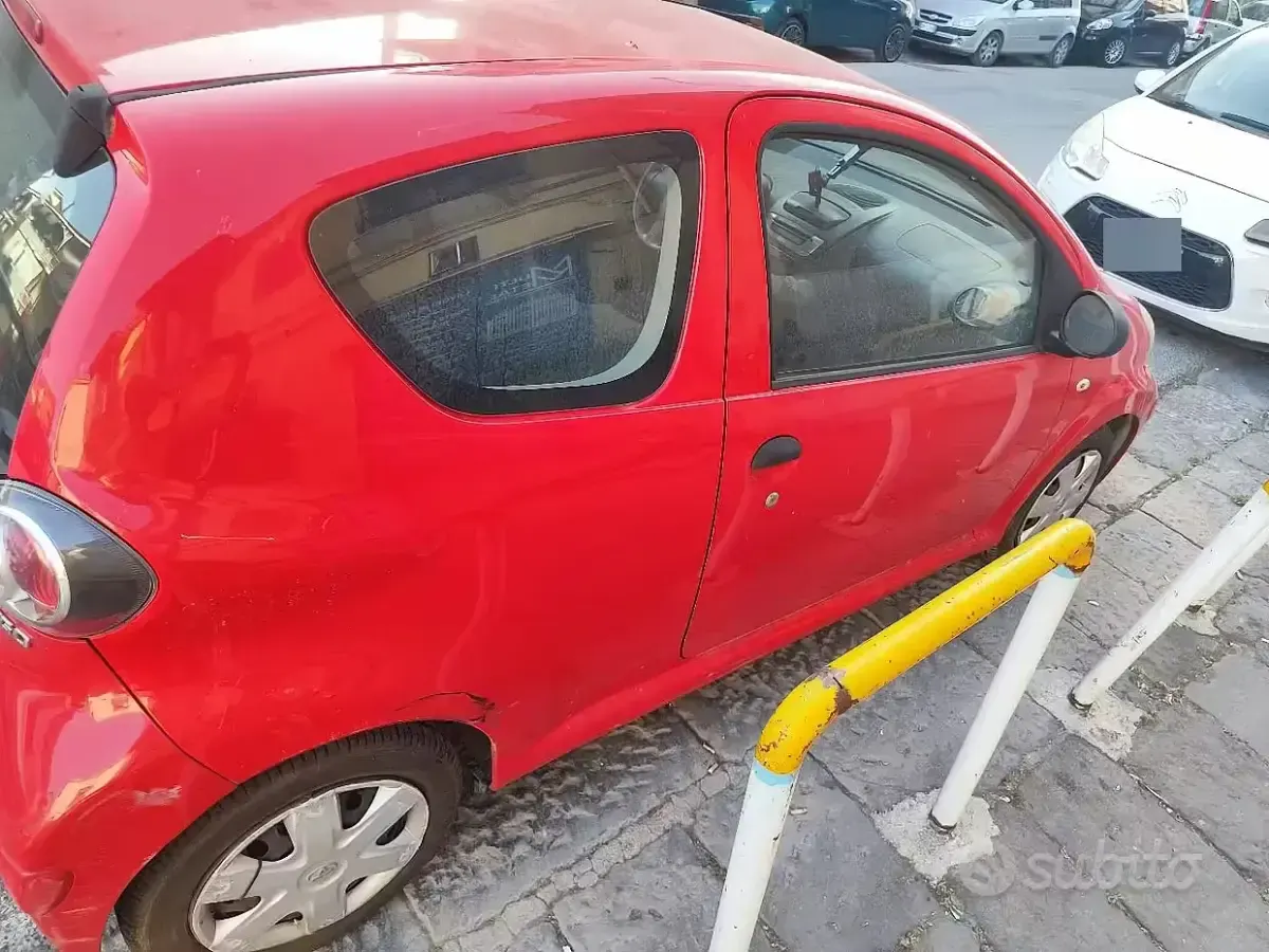 Usata Toyota Aygo 68 CV (50 kW) 2012 Rosso Utilitaria