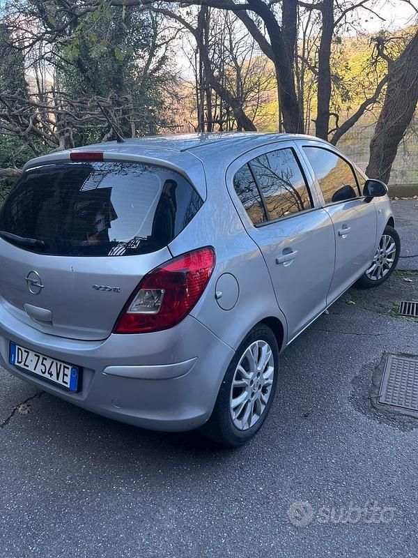 Usado Opel Corsa 75 CV (55 kW) 2010 Gris Utilitario