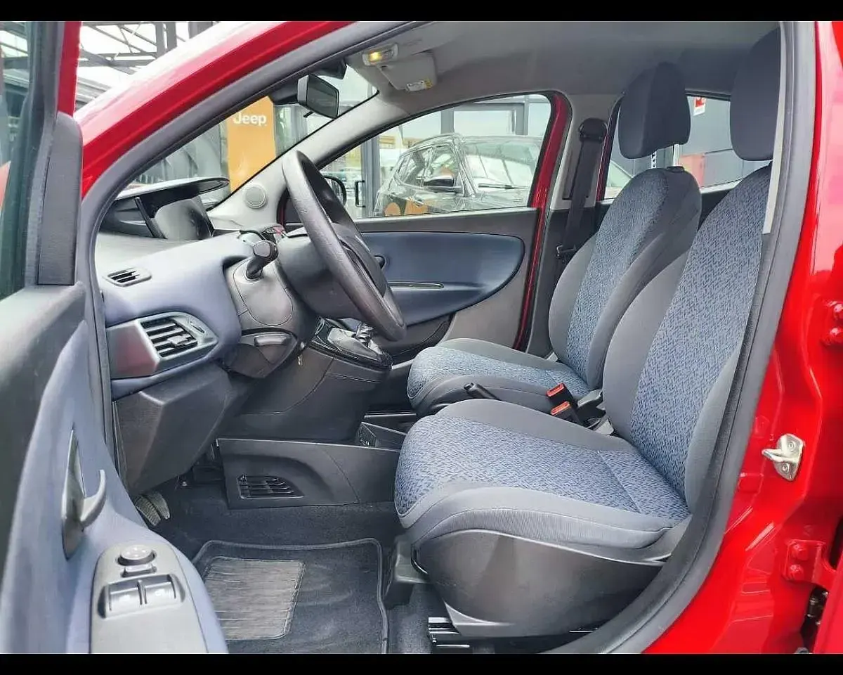 Usata Lancia Ypsilon Silver 70 CV (51 kW) 2024 Rosso Utilitaria