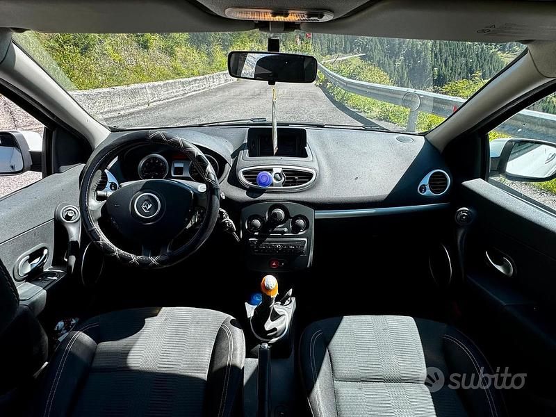 Usata Renault Clio II 75 CV (55 kW) 2010 Bianco Berlina