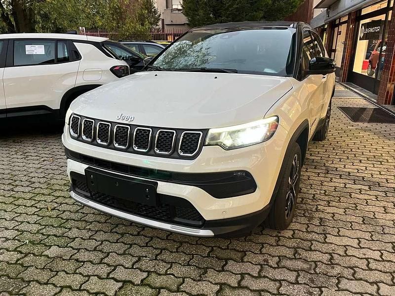 Bianco / tetto nero Nuova 2025 Jeep Compass Altitude SUV | 32.990 € - Immagine 1/4