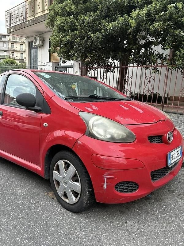 Usata Toyota Aygo 68 CV (50 kW) 2011 Rosso Utilitaria