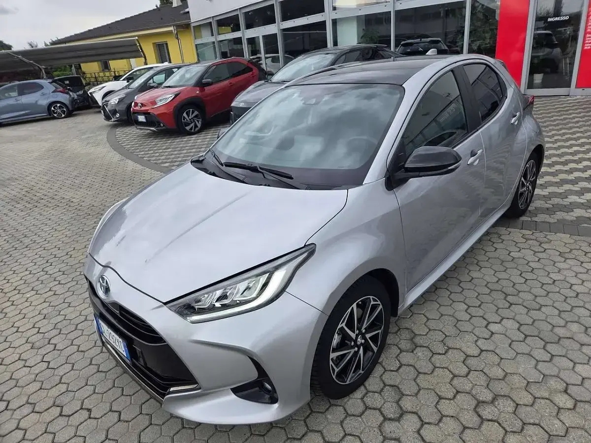 Usata Toyota Yaris Hybrid Lounge 92 CV (67 kW) 2022 Silver met Berlina