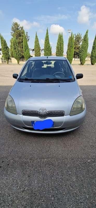 Usata Toyota Yaris Sol 68 CV (50 kW) 2000 Grigio Berlina