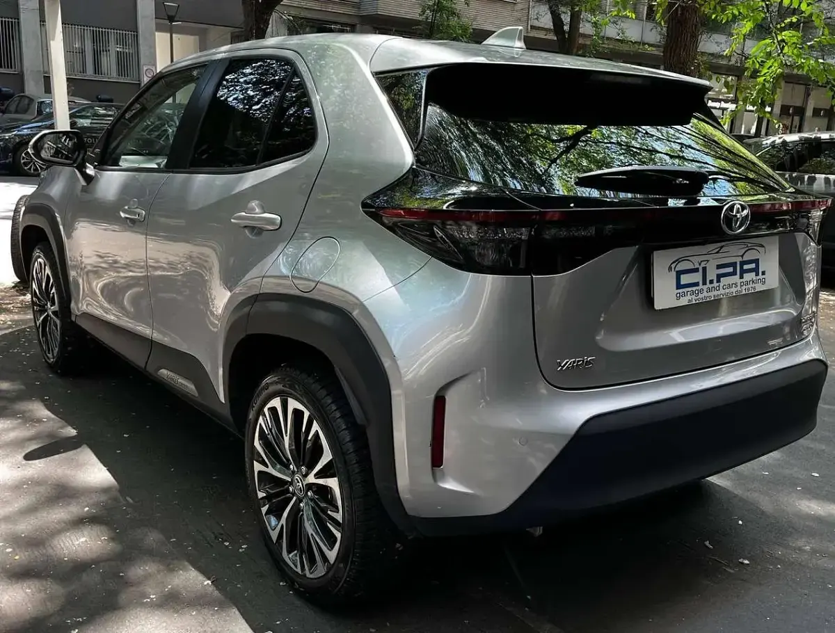 Usata Toyota Yaris Cross Lounge 110 CV (80 kW) 2022 Argento SUV