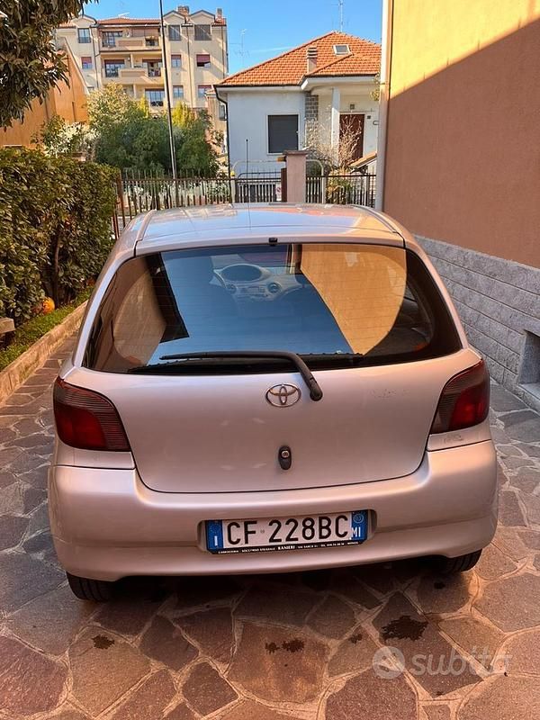 Usata Toyota Yaris Sol 75 CV (55 kW) 2003 Argento Berlina