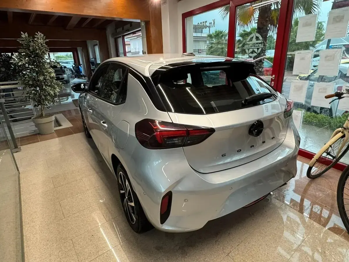 Usata Opel Corsa 101 CV (74 kW) 2025 Argento Utilitaria