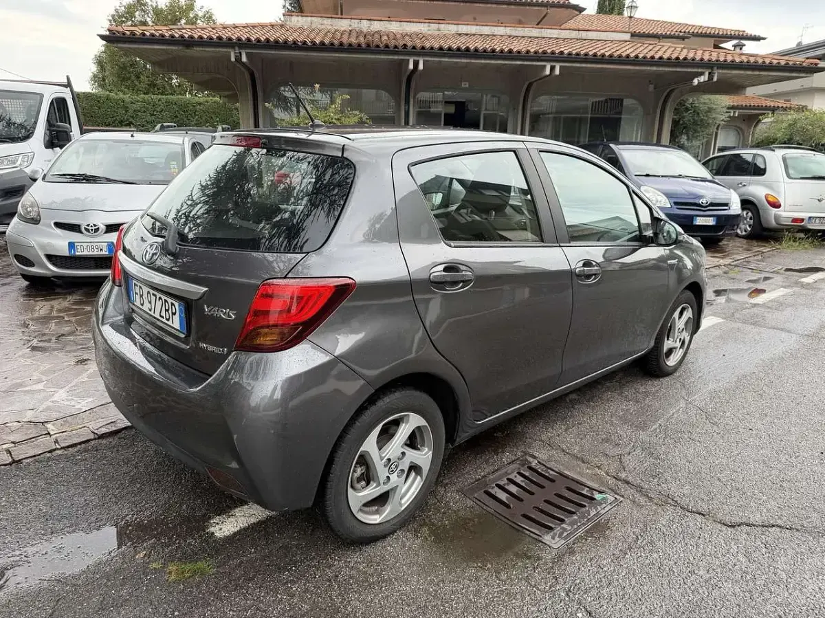 Usata Toyota Yaris Hybrid Active 75 CV (55 kW) 2015 Grigio Berlina
