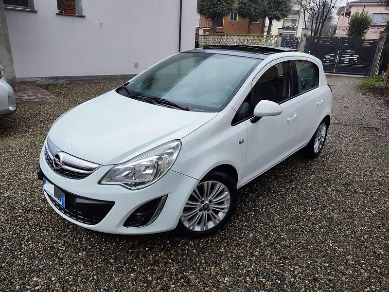 Usata Opel Corsa Cosmo 75 CV (55 kW) 2011 Bianco Berlina