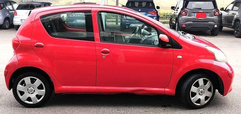 Usata Toyota Aygo 68 CV (50 kW) 2006 Rosso Utilitaria