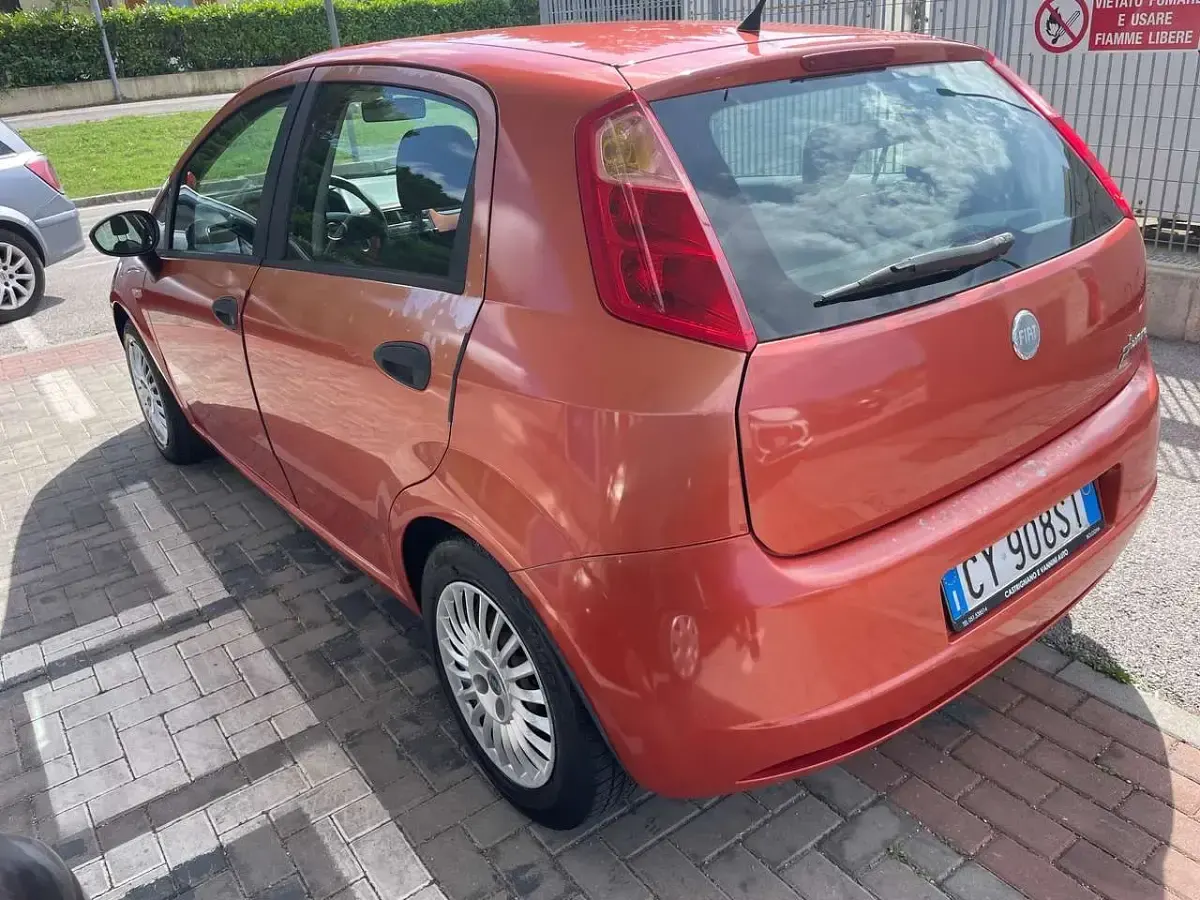 Usata Fiat Grande Punto Dynamic 65 CV (47 kW) 2005 Arancione Utilitaria