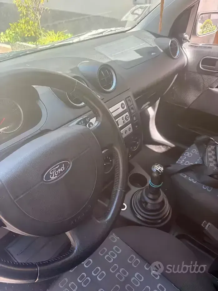 Usata Ford Fiesta 75 CV (55 kW) 2005 Grigio Utilitaria