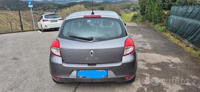 Usata Renault Clio II 75 CV (55 kW) 2010 Grigio Utilitaria