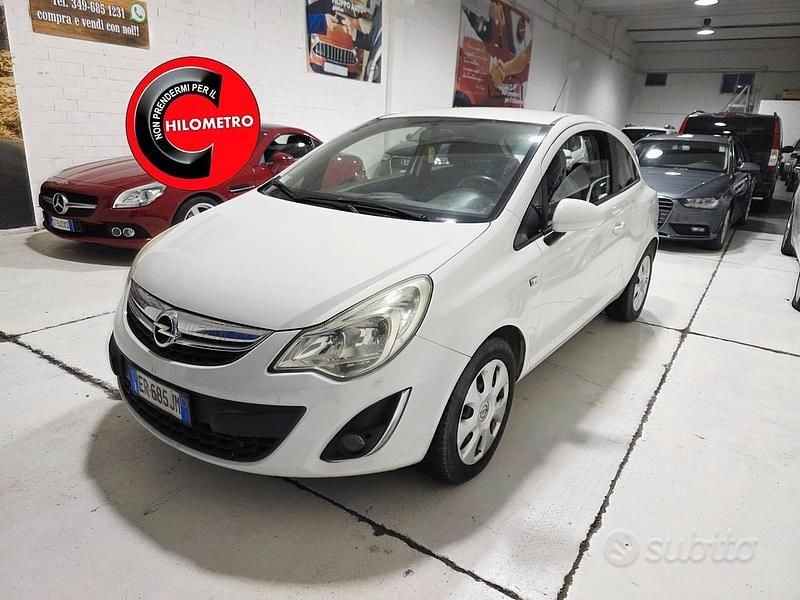 Bianco Usata 2013 Opel Corsa Tre volumi | 4700 € (Molto cara) - Immagine 1/4