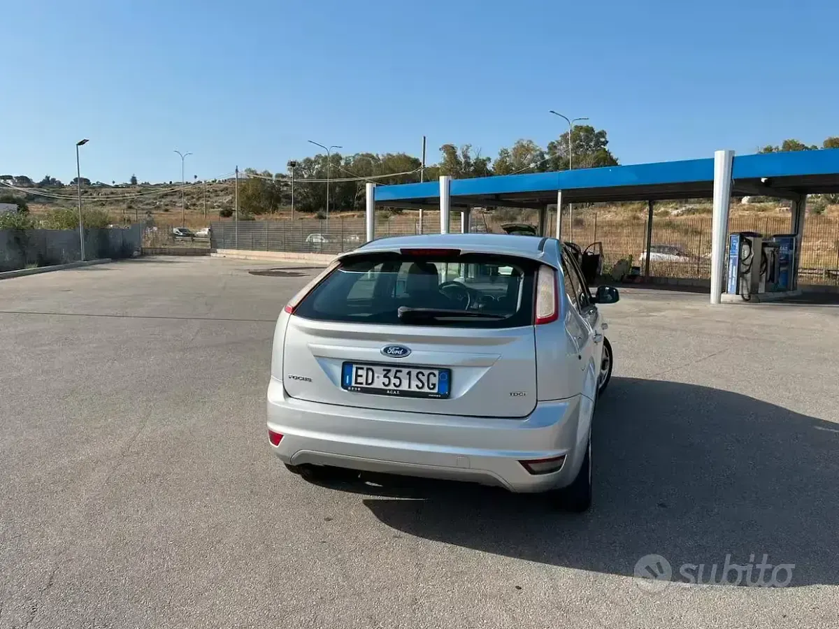 Usata Ford Focus 109 CV (80 kW) 2011 Grigio Berlina