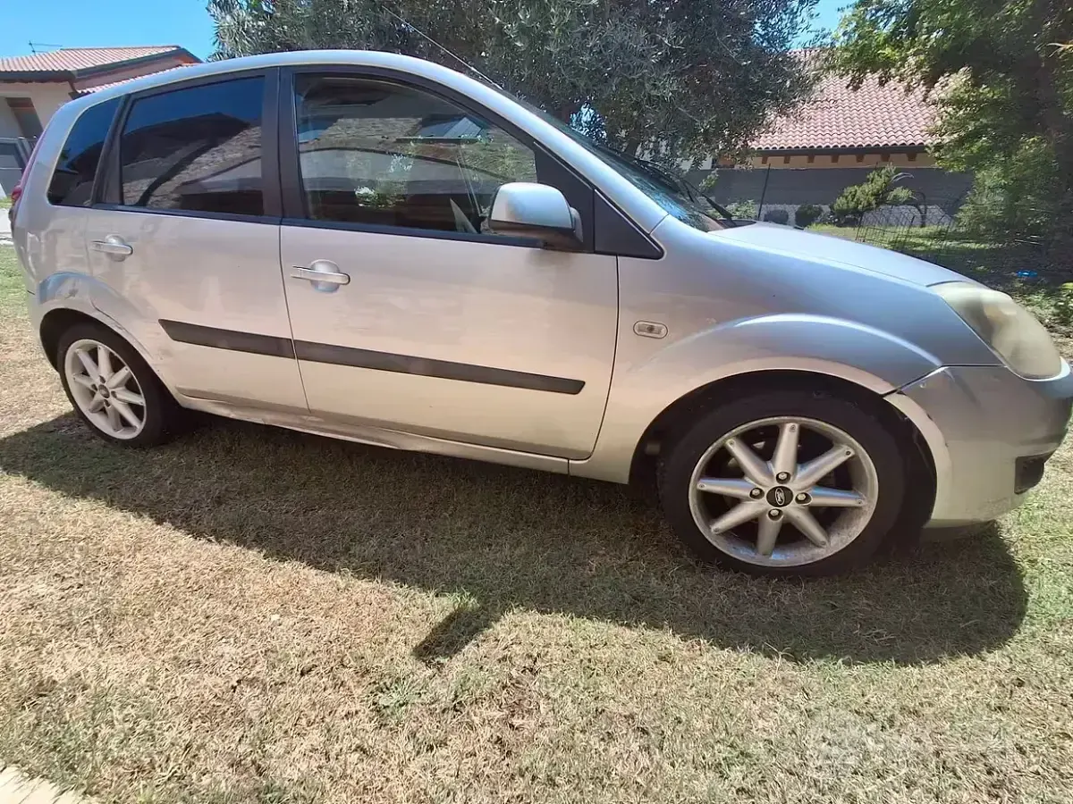 Usata Ford Fiesta 68 CV (50 kW) 2007 Grigio Utilitaria