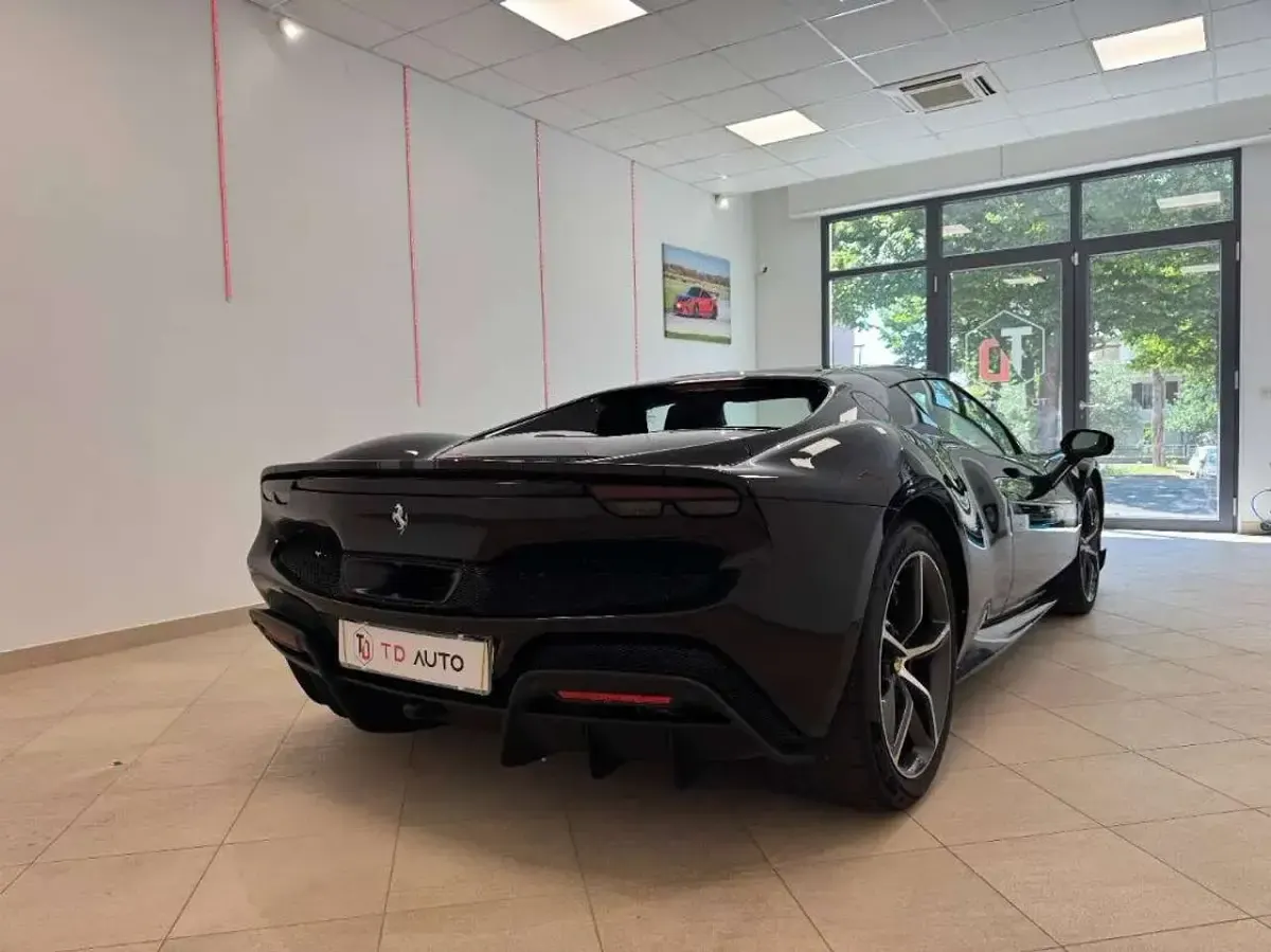 Usata Ferrari 296 663 CV (487 kW) 2024 Nero Coupé