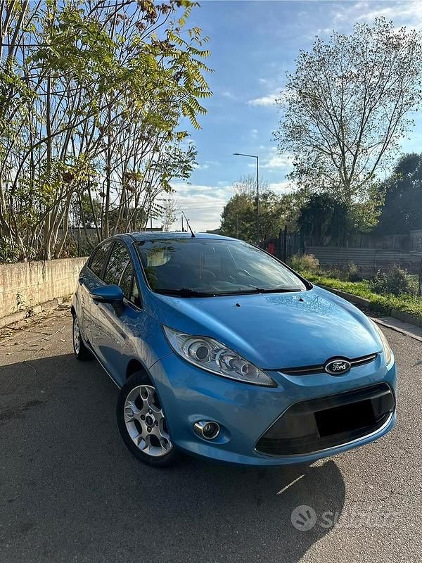 Blu Usata 2011 Ford Fiesta Tre volumi | 3790 € (Buon prezzo) - Immagine 1/4