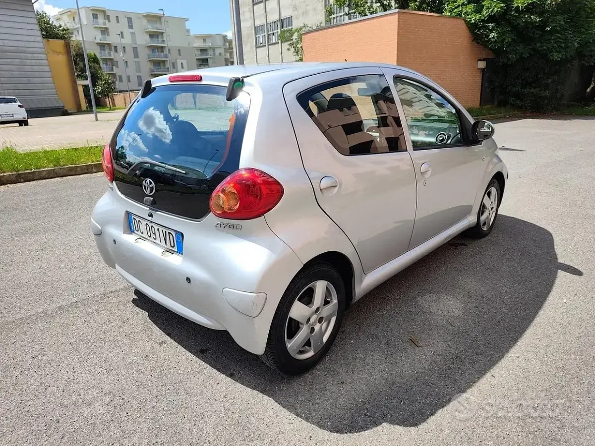 Second-hand Toyota Aygo 68 CP (50 kW) 2008 Gri Hatchback