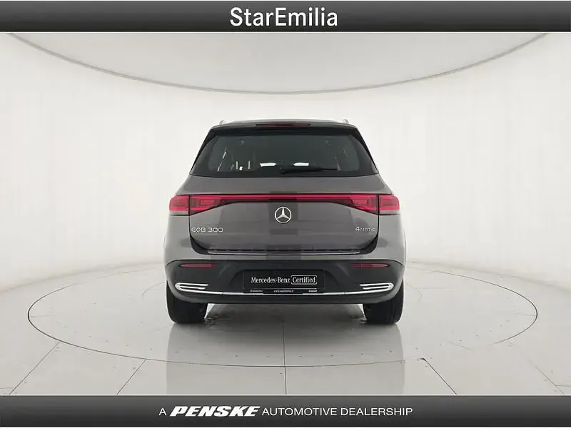 Usado Mercedes EQB300 167 kW (228 CV) 2022 Gris SUV