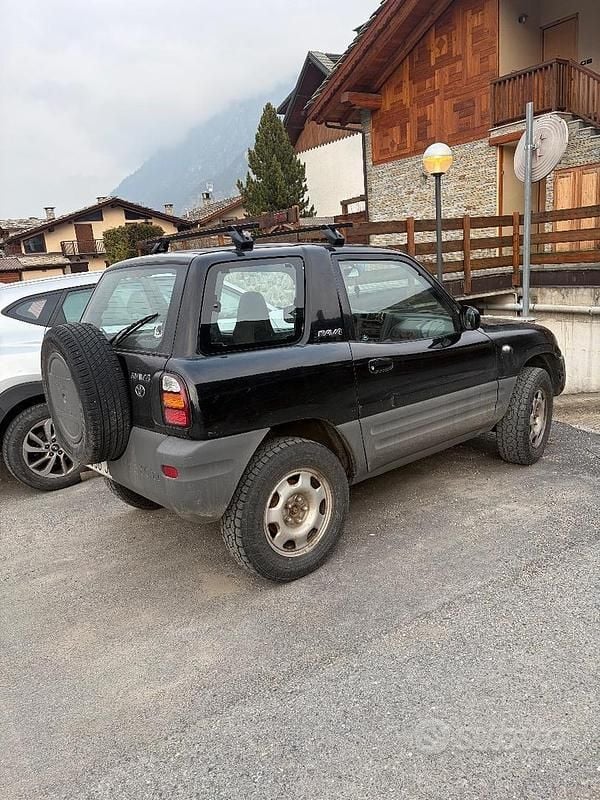 Usata Toyota RAV4 136 CV (100 kW) 1998 Nero Utilitaria
