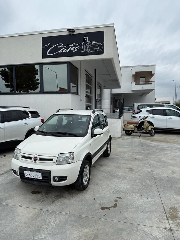 Usata Fiat Panda 4x4 Climbing 74 CV (54 kW) 2011 Bianco Utilitaria