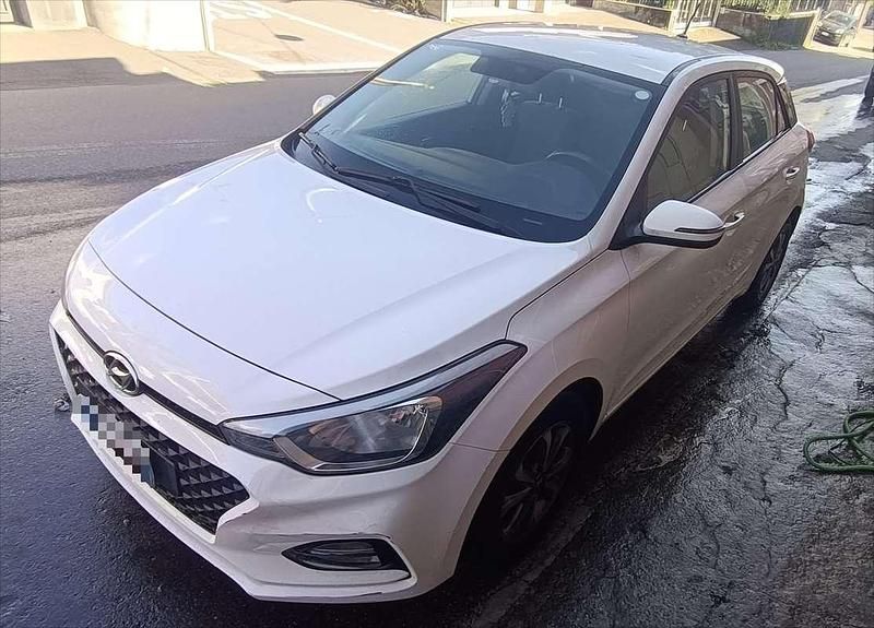 Käytetty Hyundai i20 Advanced 75 HP (55 kW) 2019 Valkoinen Viistoperä