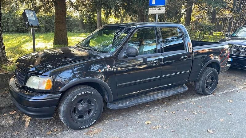 Usata Ford V8 231 CV (169 kW) 2001 Nero SUV