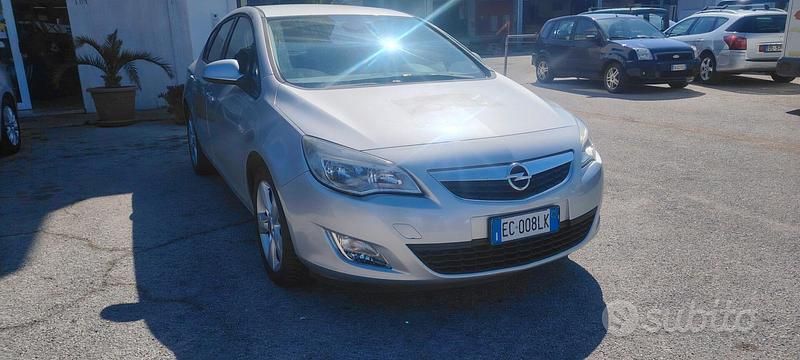 Usata Opel Astra Cosmo 110 CV (80 kW) 2011 Grigio Berlina