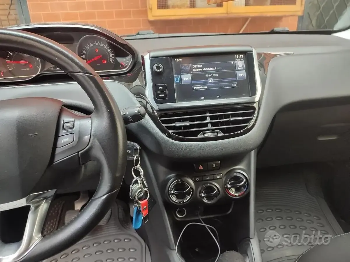 Usata Peugeot 208 82 CV (60 kW) 2015 Grigio Utilitaria