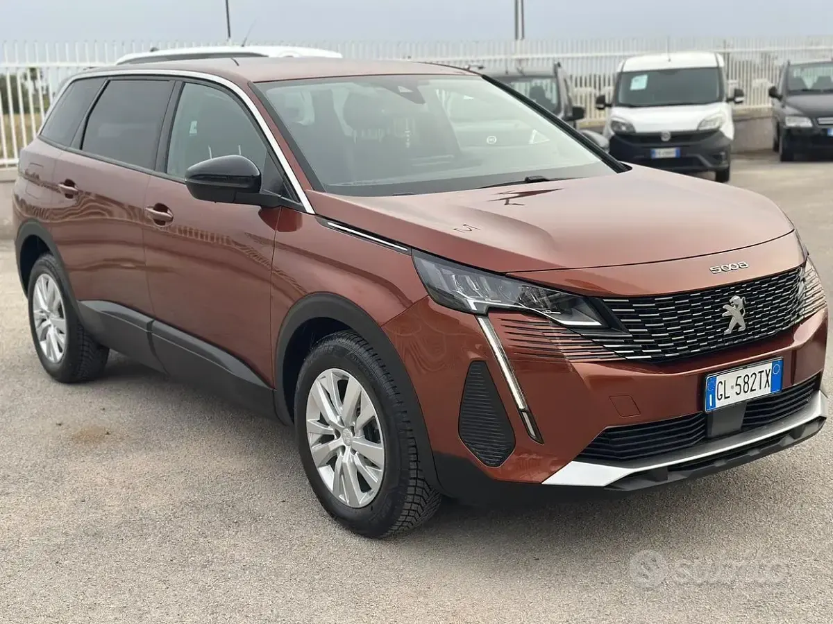 Usata Peugeot 5008 131 CV (96 kW) 2023 Marrone SUV