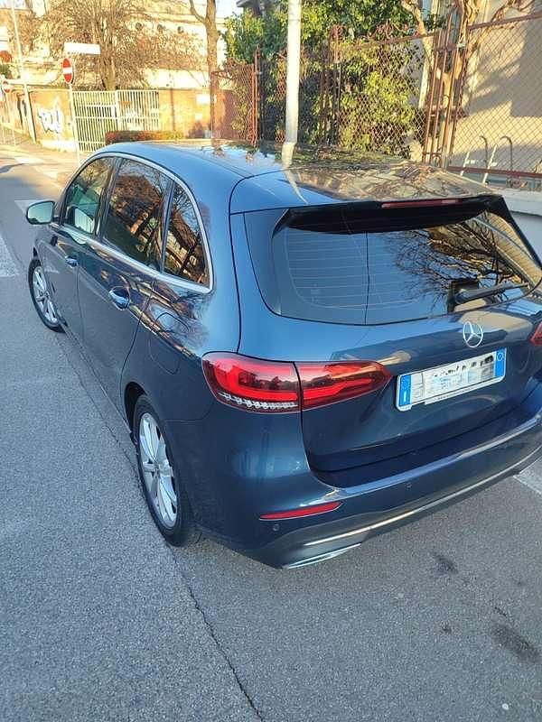 Usata Mercedes B200 150 CV (110 kW) 2019 Blu/azzurro Utilitaria