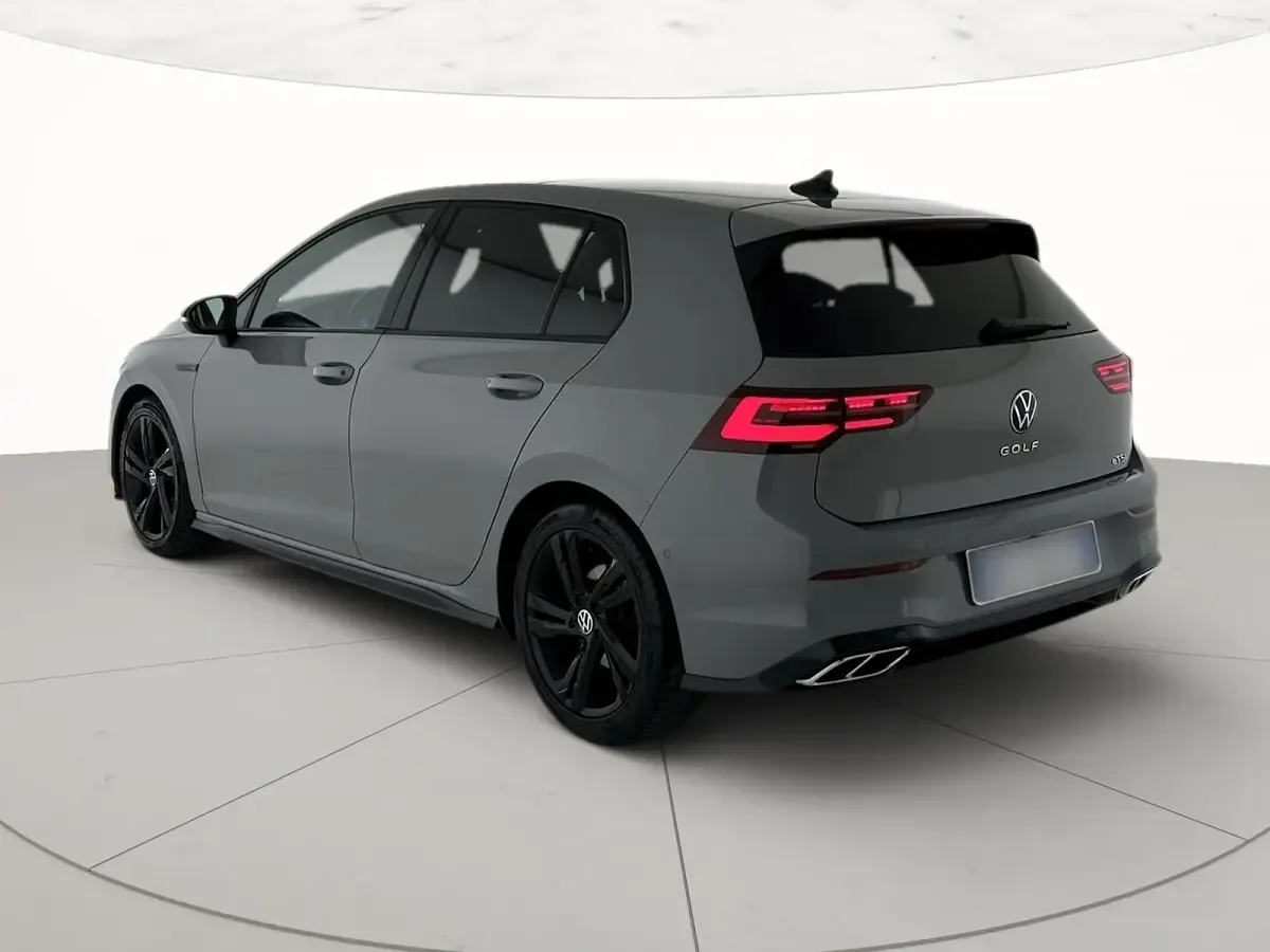 Usata VW Golf VIII R-line 150 CV (110 kW) 2023 Moonstone grey Berlina